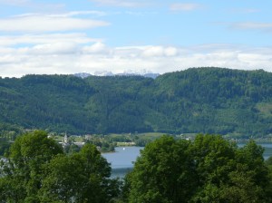 Zwischen den grünen Hügeln und den Wolkenbergen winken die Karawanken