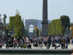 Blick von den Tuilerien zum L'Arc de Triomphe über Place de la Concorde und Champs Elysee